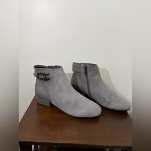 Easy Spirit Women's Gray Suede Ankle Boots. NWOT